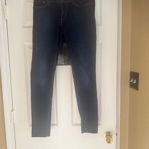 711 Levi’s Jeans size 28 with stretch. Make an offer price is negotiable.